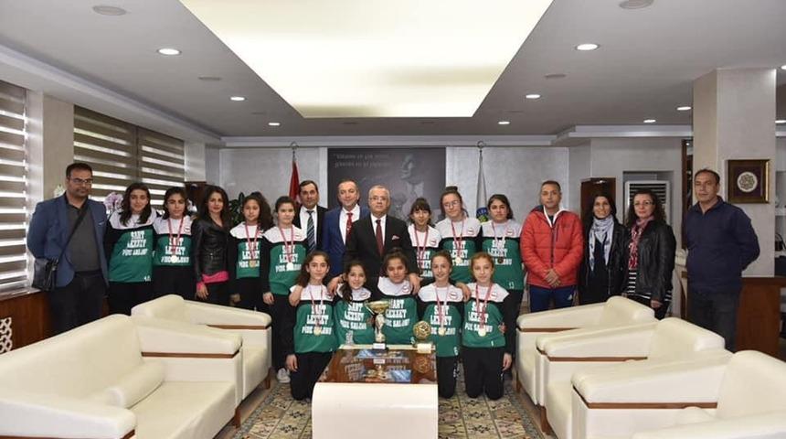 Kazandıkları kupayı Başkan Kayda&rsquo;ya g&ouml;t&uuml;rd&uuml;ler