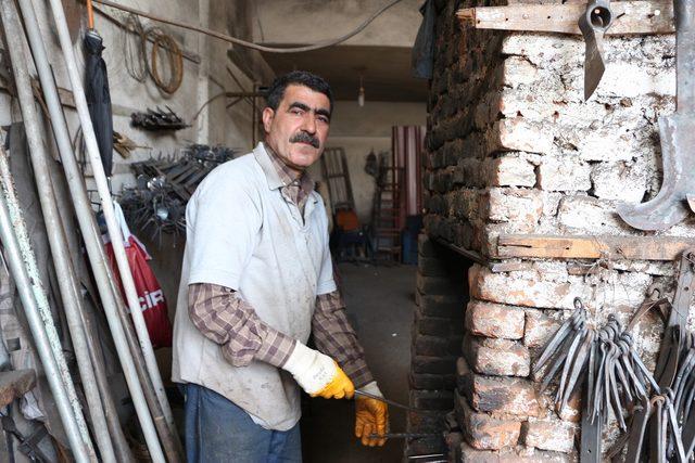 Yılların demircisi, ata mesleğine usta yetişmemesinden şikayetçi