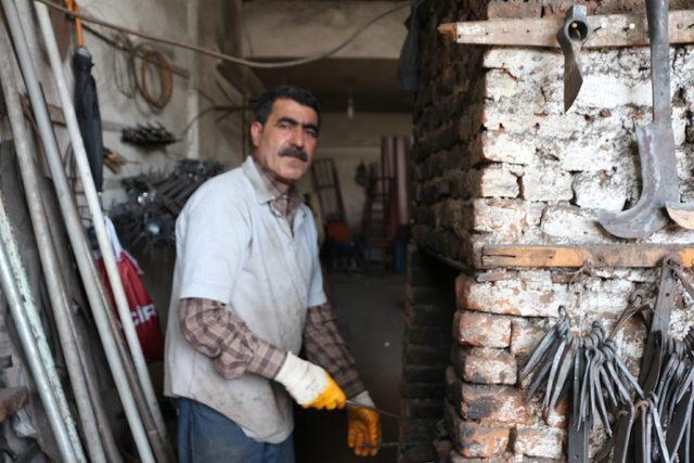 Yılların demircisi, ata mesleğine usta yetişmemesinden şikayetçi