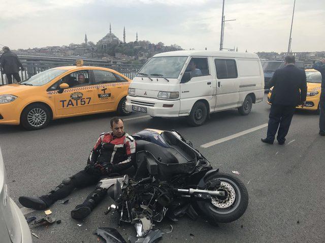 UnkapanıKöprüsü'nde zincirleme kaza: Yaralanan motosiklet sürücüsü yolda yardım bekledi