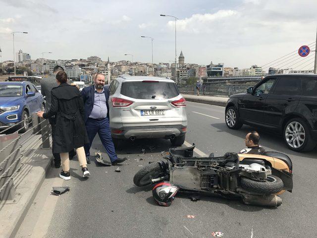 UnkapanıKöprüsü'nde zincirleme kaza: Yaralanan motosiklet sürücüsü yolda yardım bekledi