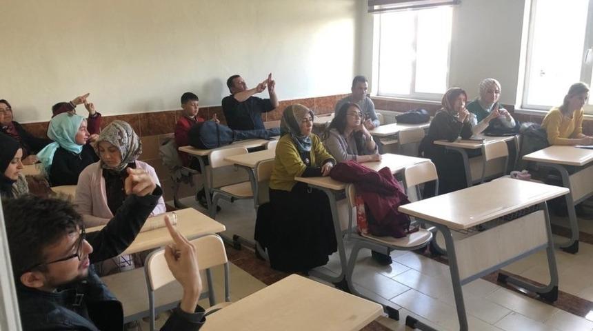 Pazarlar&rsquo;da T&uuml;rk İşaret Dili Kursu&rsquo;na ilgi