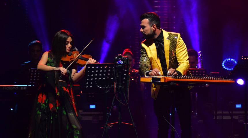 L&uuml;bnanlı &uuml;nl&uuml; kemancı ile T&uuml;rk kanun virt&uuml;&ouml;z&uuml;n&uuml;n performansı alkış aldı