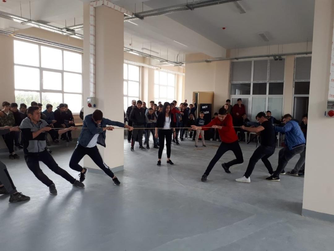 Lise &ouml;ğrencileri baharın gelişini kutladı