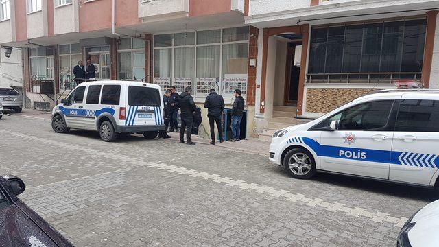 Esenyurt'ta evinin elektriklerini kesmeye gelen çalışanı bıçakladı