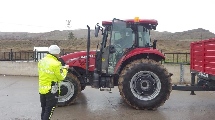Sivas’ta traktörlere sıkı denetim