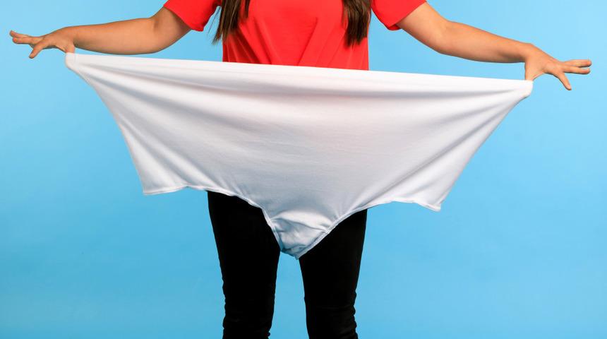 'Dünyanın en büyük iç çamaşırını' nasıl giyersiniz? 50 beden olmanıza bile gerek yok!