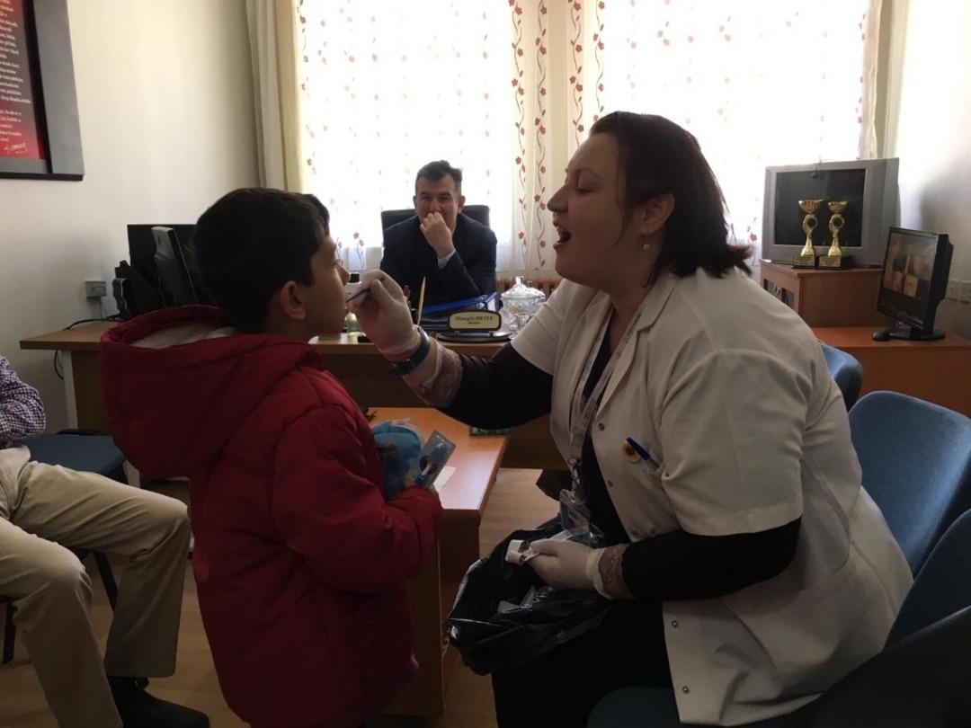 İlkokul &ouml;ğrencilerine ağız ve diş sağlığı bakımı