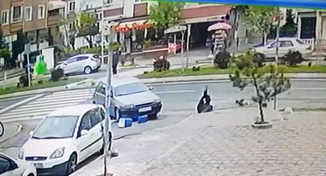 Yaya geçidinde çarpan otomobilin kaputundan yola düştü