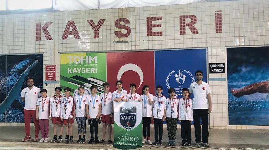 SANKO Okulları y&uuml;z&uuml;c&uuml;lerinin bayrak yarışı başarısı