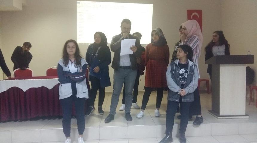 Lise &ouml;ğrencileri ses yarışmasında h&uuml;nerlerini sergiledi