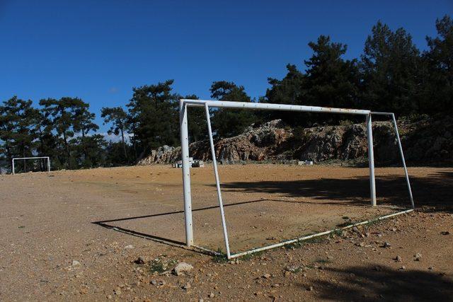 24 yıldır futbol sahası bekliyorlar