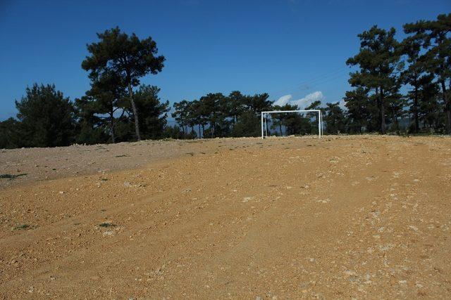 24 yıldır futbol sahası bekliyorlar