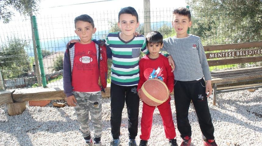 24 yıldır futbol sahası bekliyorlar