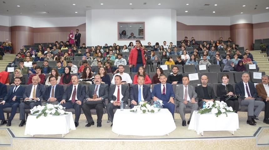 Sel&ccedil;uk&rsquo;ta "Geleceğe Dokunuş" paneli d&uuml;zenlendi