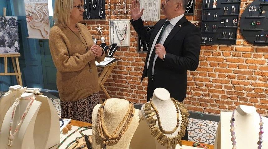 Bu sergide zeytin, doğal taş ve ahşap bir arada