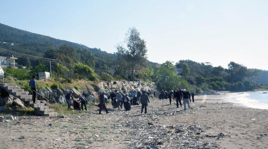 Mahkumlardan sahil temizliği