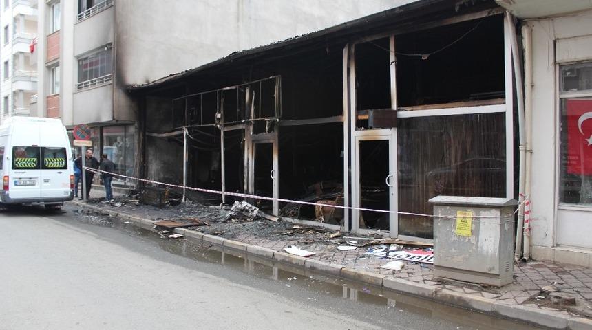 Bor&ccedil; aldığı arkadaşının iş yerini yaktı