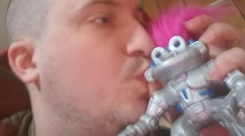 Aşkın g&ouml;z&uuml; k&ouml;rd&uuml;r: Robota aşığım, evleneceğim!