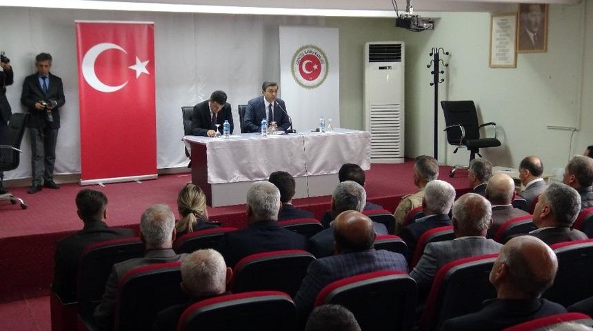 Batman Valisi Şahin Gerc&uuml;ş&rsquo;te muhtarlarla buluştu