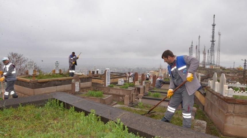 Melikgazi Belediye Başkanı Dr. Mustafa Palancıoğlu, &ldquo;İlkbahar d&ouml;neminde; Mezarlıklarda genel bakım ve temizlik &ccedil;alışmaları devam ediyor&rdquo;