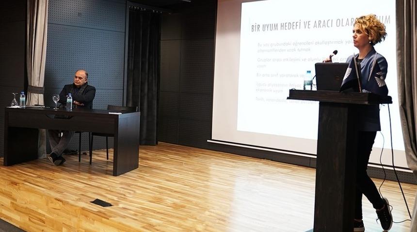 Suriyeli m&uuml;lteciler ve g&ouml;&ccedil; Kapadokya &Uuml;niversitesinde konuşuldu