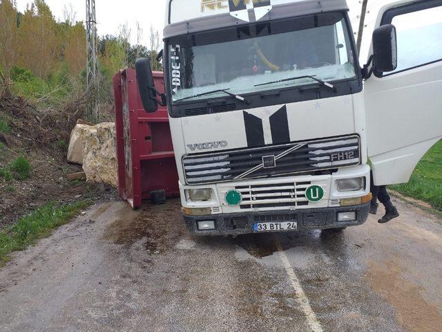 Blok mermer yüklü tır devrildi