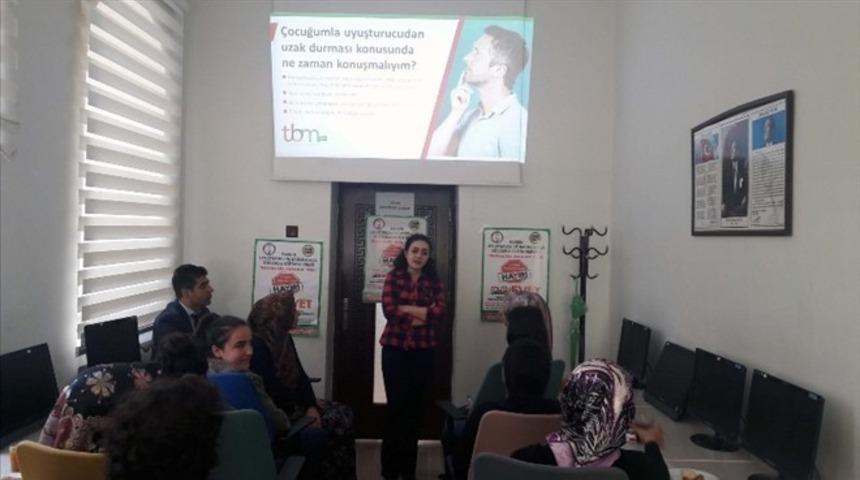 Mardin&rsquo;de ebeveynler uyuşturucuya karşı eğitildi