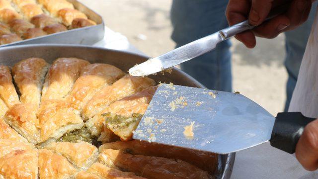 Biberli baklavaya ilgi büyük! Kuyruklar oluştu kısa sürede tükendi