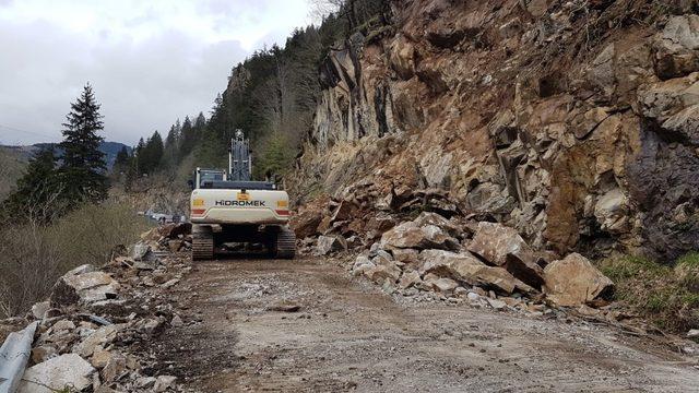 Dereli-Şebinkarahisar yolunda heyelan