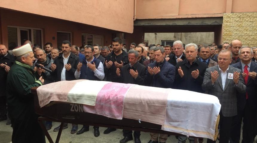 Kestiği ağa&ccedil;la yere d&uuml;şen teknisyen son yolcuğuna uğurlandı