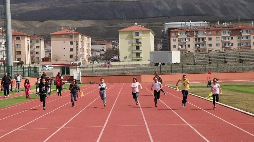Minik atletler birinci gelebilmek i&ccedil;in var g&uuml;&ccedil;leriyle koştu