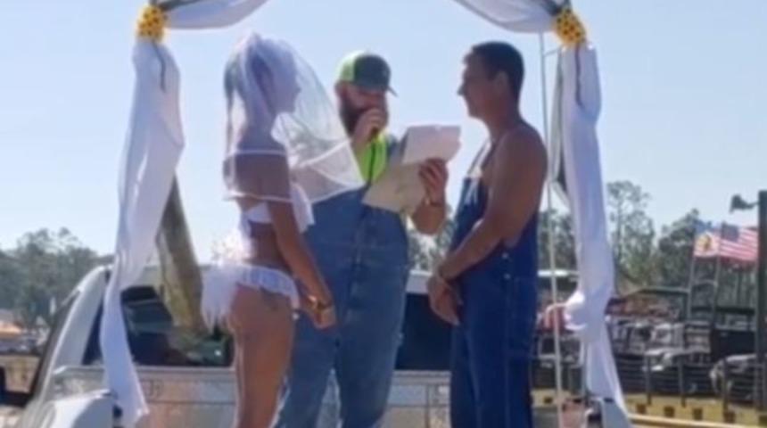 Bu d&uuml;ğ&uuml;nde her şey ilgin&ccedil;! Bikini ve iş&ccedil;i tulumuyla...