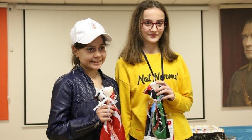 Rusya’dan gelen çocuklar Kocaelispor atkılarıyla karşılandılar