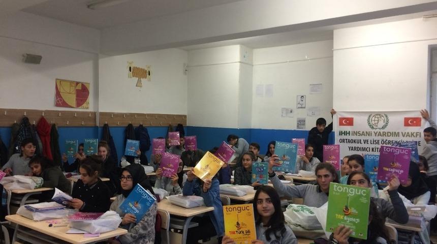 Van İHH&rsquo;dan &ouml;ğrencilere yardımcı kitap desteği