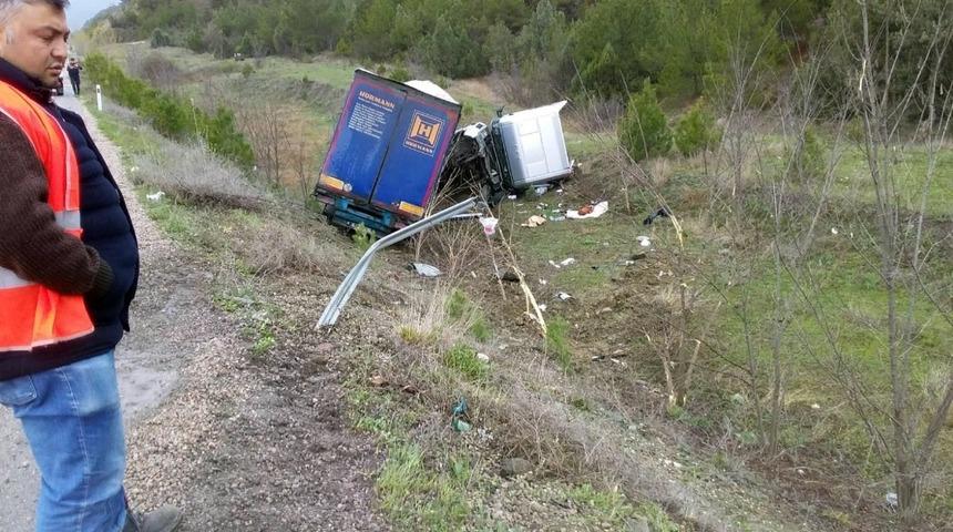 Yabancı plakalı tır kaza yaptı: 1 &ouml;l&uuml;
