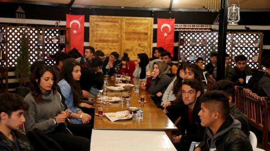 Başkan Tanış, gen&ccedil;lerle &lsquo;Hasbihal Gecesi&rsquo;nde buluştu