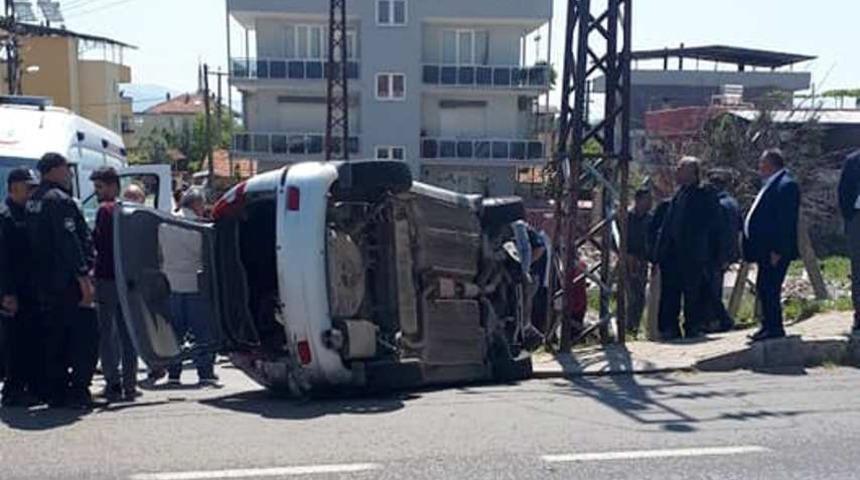 Nazilli’de Tır’ın çarptığı otomobil devrildi