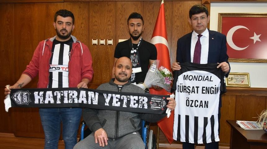 Alem Gençlik’ten Başkan Özcan’a anlamlı hediye