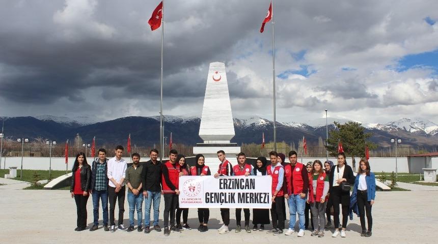 Gençler şehitler için dua ettiler