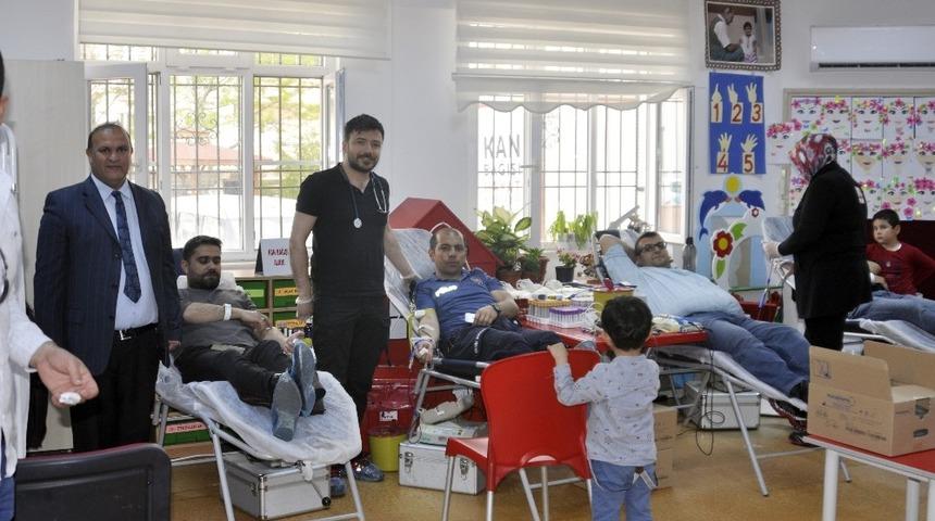 Veliler kan verdi &ccedil;ocukları şaşkınlıkla izledi