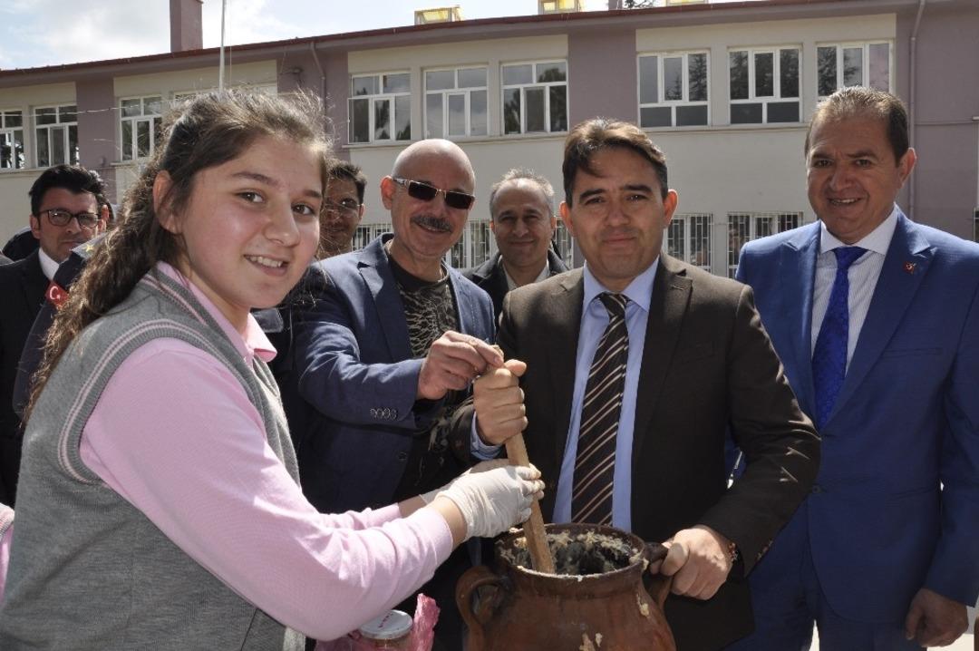 Şuhut&rsquo;ta d&uuml;zenlenen kermeste tescilli Şuhut Keşkeği tanıtıldı