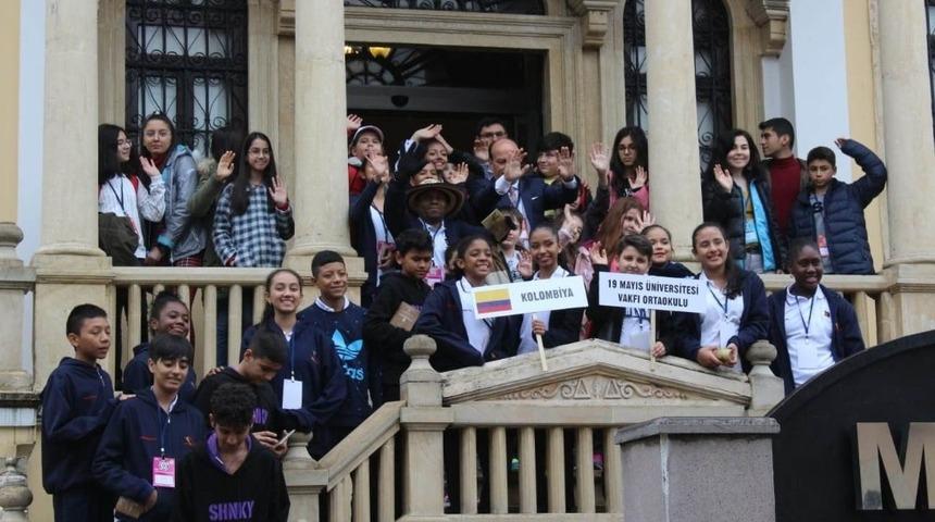 Kolombiyalı &ouml;ğrencilere Bafra&rsquo;da sevgi seli