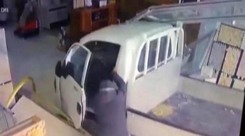 Kamyonetin marşına basınca neye uğradığını şaşırdı