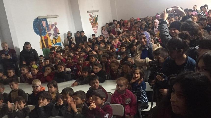 Lise &ouml;ğrencileri, &ccedil;ocukların y&uuml;z&uuml;n&uuml; g&uuml;ld&uuml;rd&uuml;