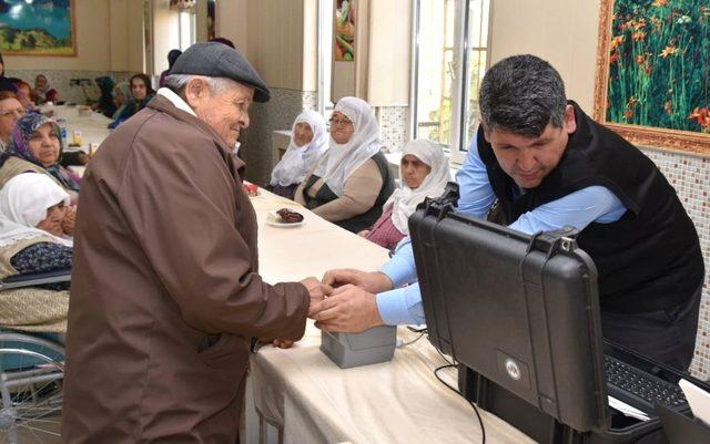 Afyonkarahisar’da huzurevi sakinleri yeni kimliklerine kavuşuyor