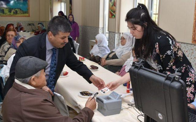 Afyonkarahisar’da huzurevi sakinleri yeni kimliklerine kavuşuyor