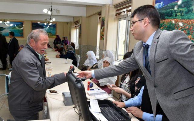 Afyonkarahisar’da huzurevi sakinleri yeni kimliklerine kavuşuyor