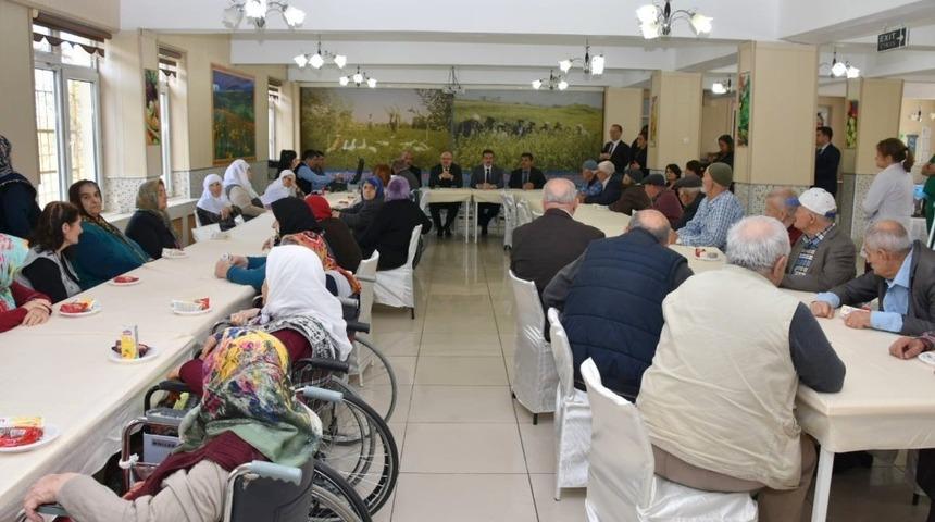 Afyonkarahisar’da huzurevi sakinleri yeni kimliklerine kavuşuyor