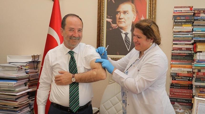 Edirne Belediye Başkanı G&uuml;rkan farkındalık i&ccedil;in aşı oldu